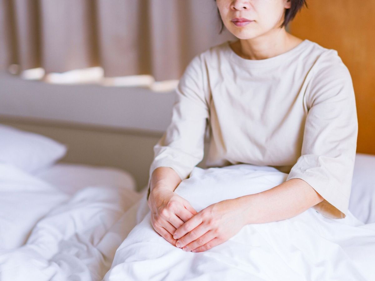 中年女性はベッドの上で早起き