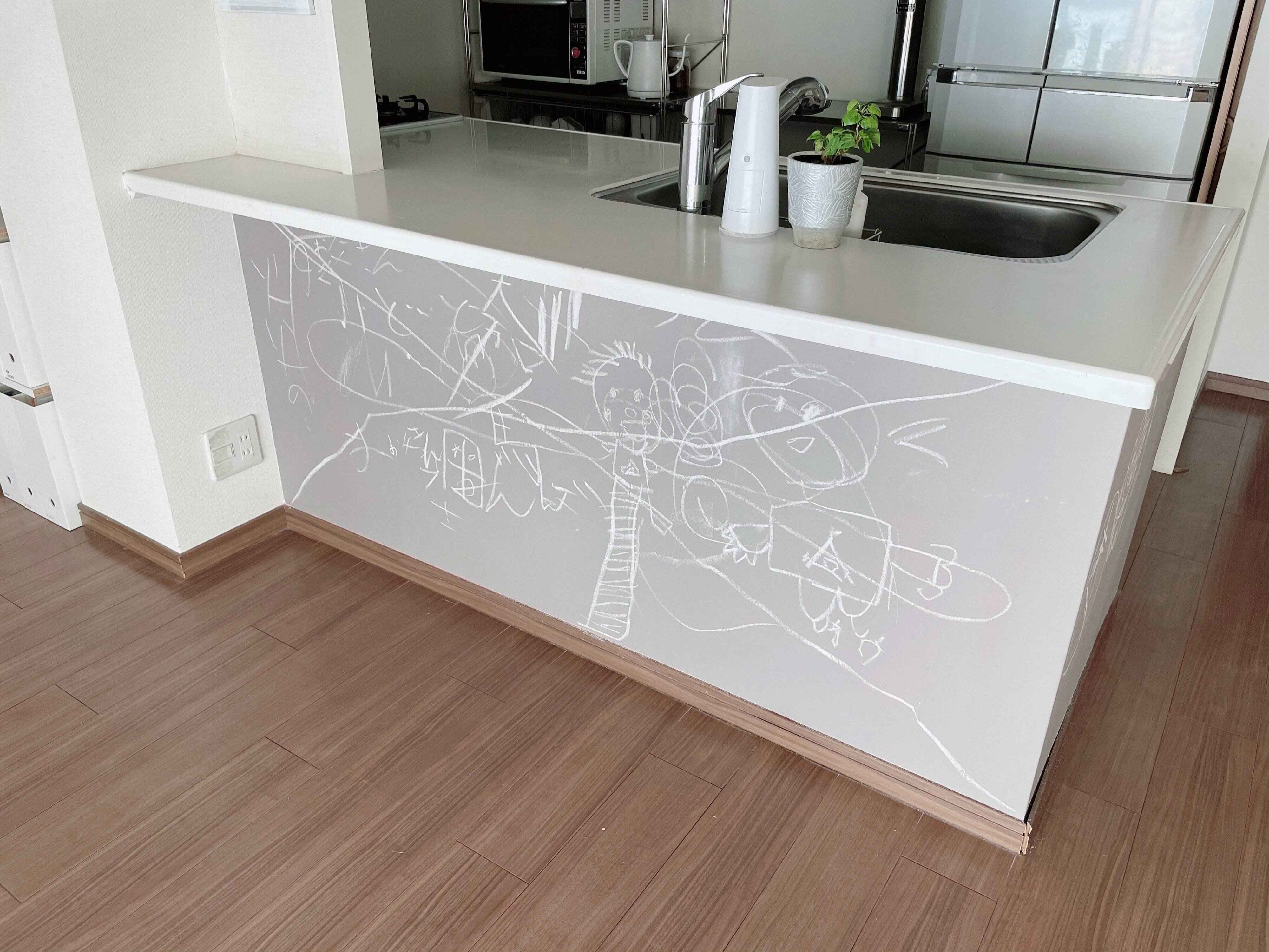 壁紙汚れに悩んでいる人に伝えたい 主婦でも壁紙の張り替えができた 子育て主婦が選ぶ壁紙選びのポイント3つ サンキュ