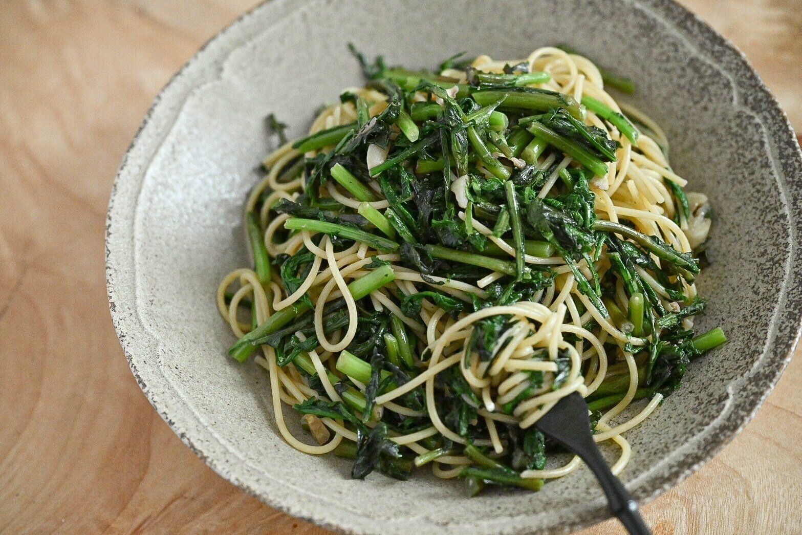 皿に盛られた春菊のパスタ