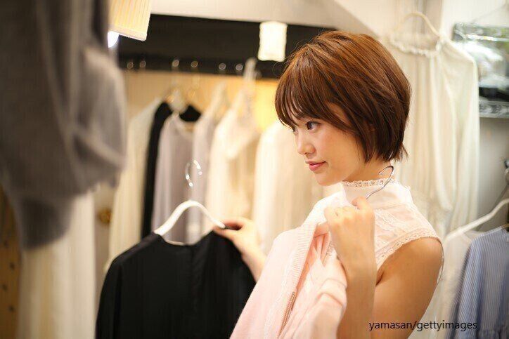 服を選ぶ女性