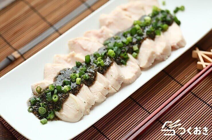 蒸し鶏黒ごまだれ