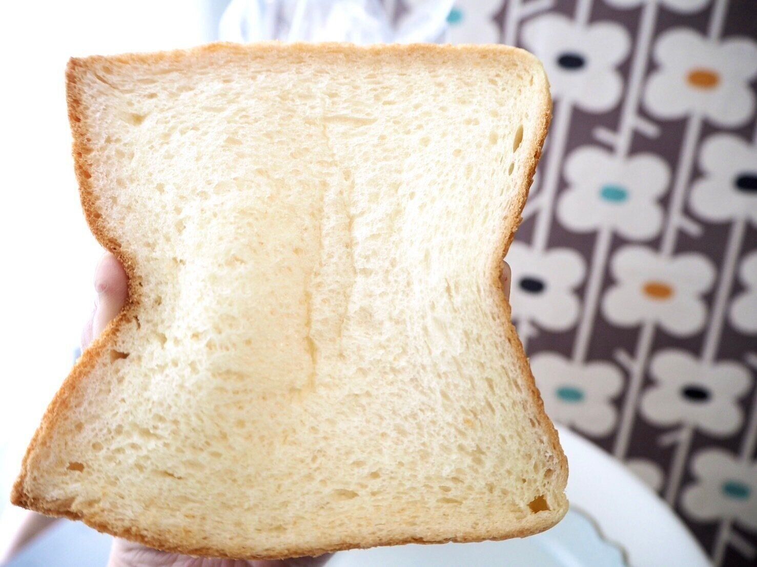 シャトレーゼ「シャトレーゼがつくった素材のおいしさそのまま食パン」ぎゅっとしている写真