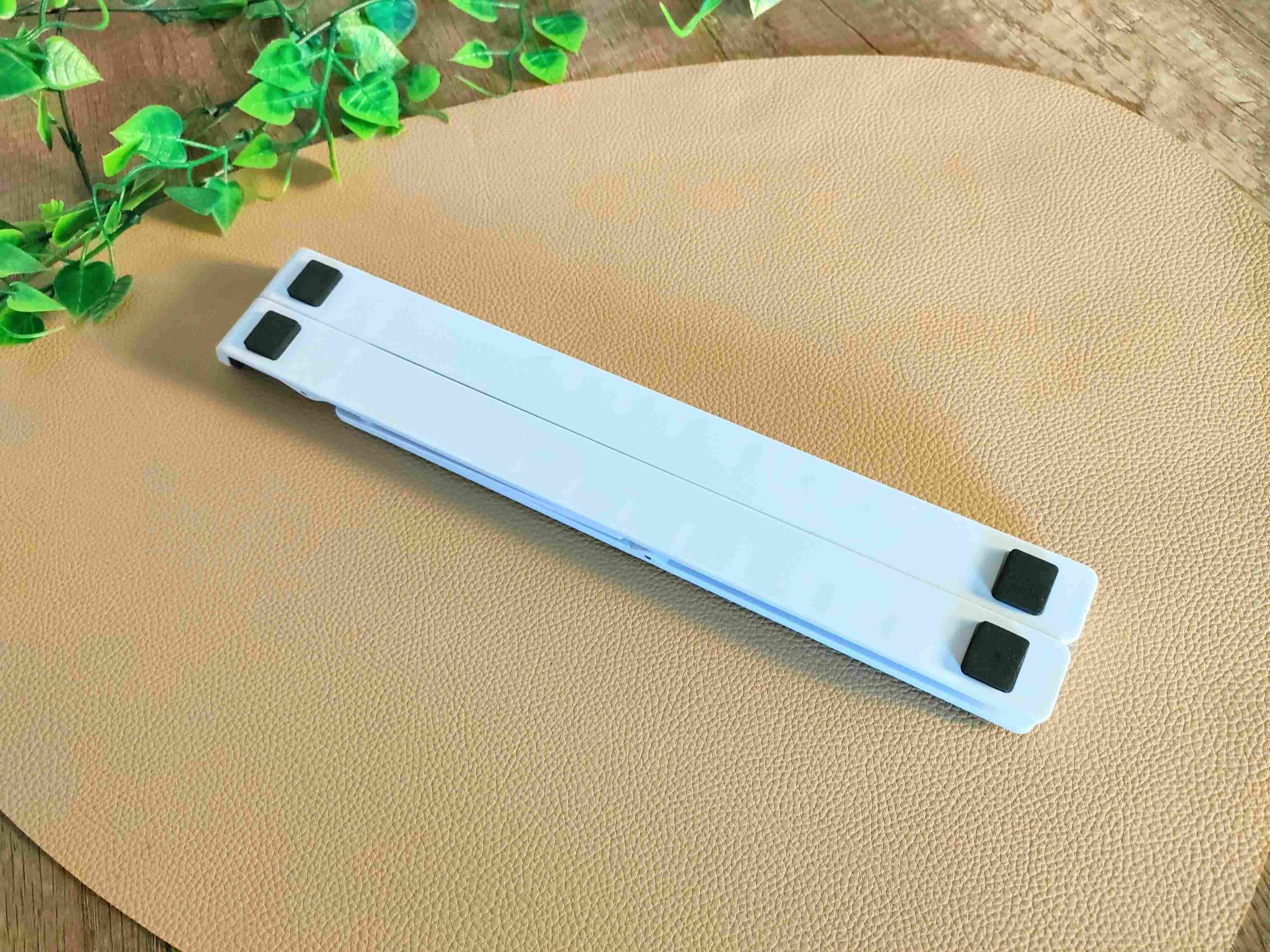 ノートパソコンスタンドが折りたたんだ状態