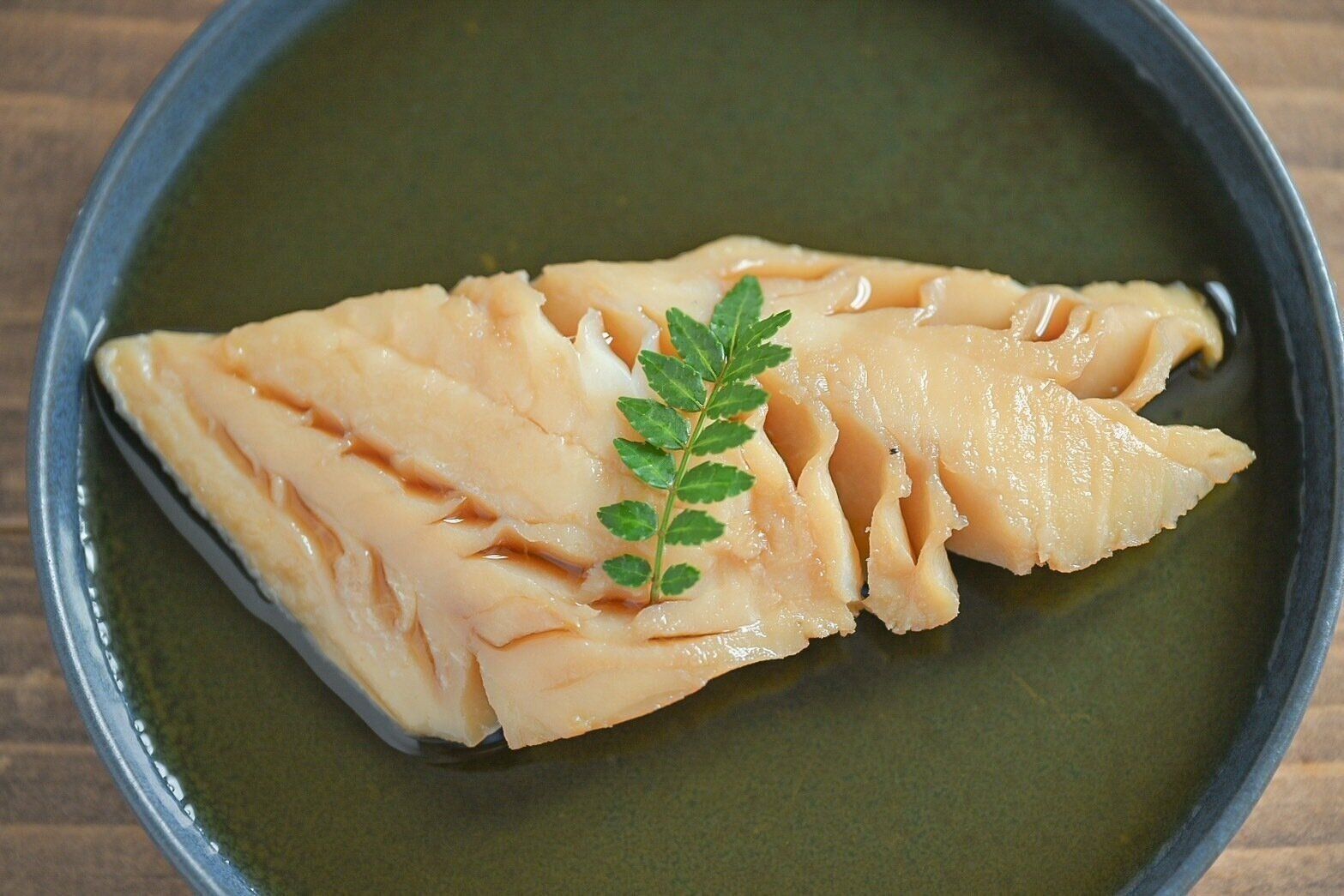 青い皿にのったたらの煮物