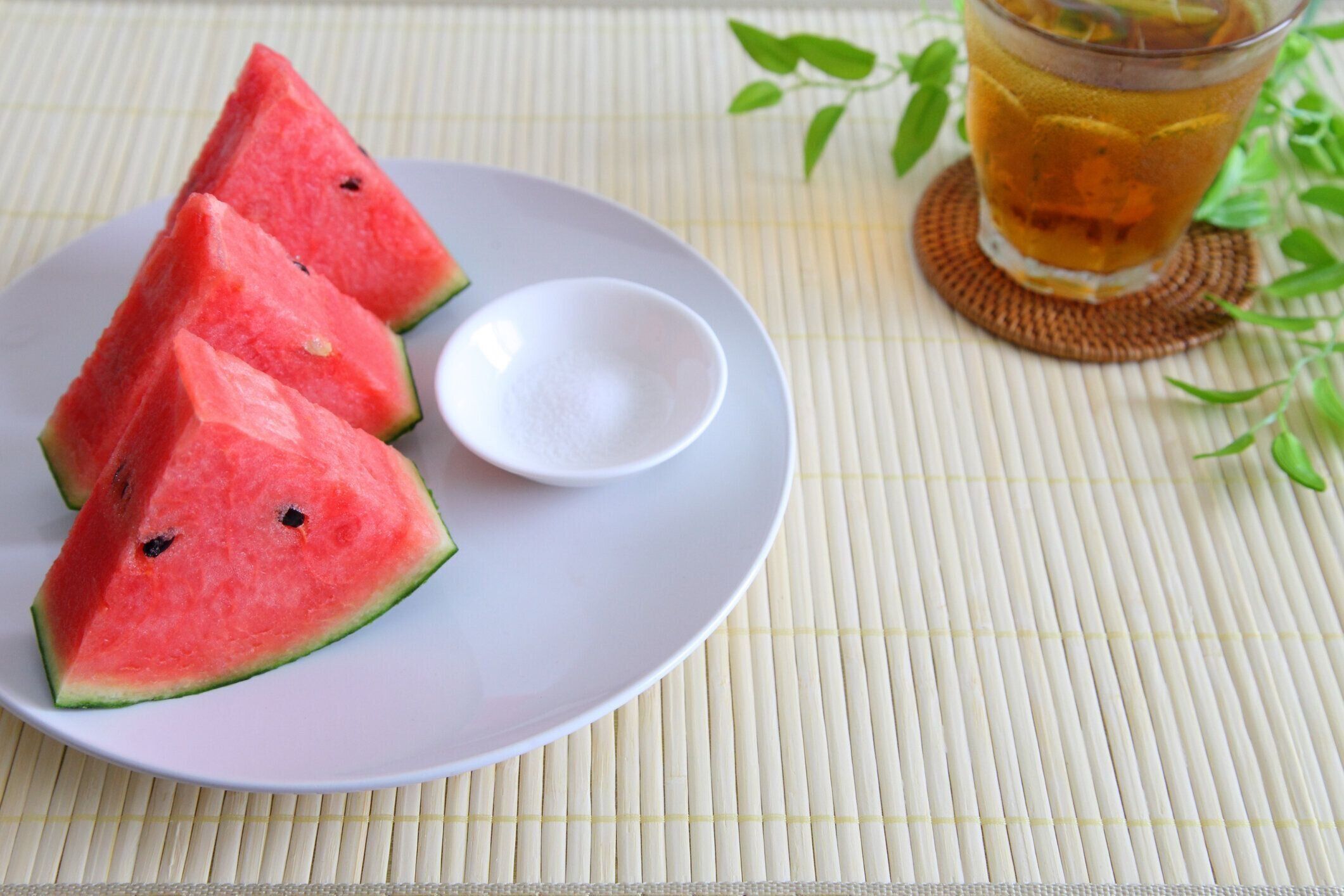 全切りスライス新鮮なスイカとアイス大麦茶