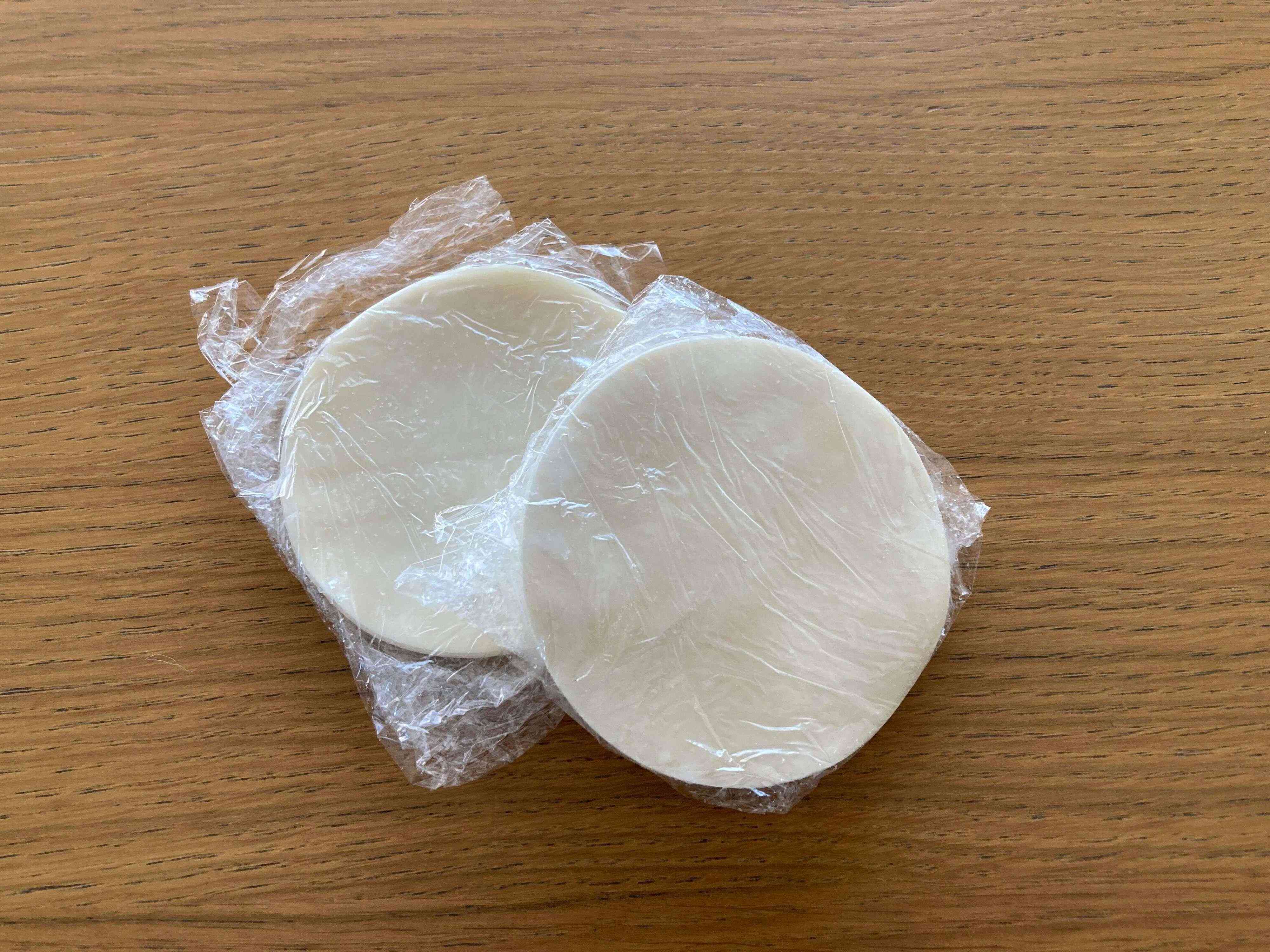 ラップに包まれた餃子の皮