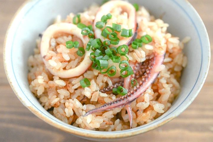 茶碗に入ったいかの炊き込みごはん