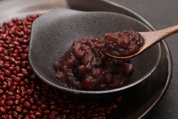 皿の上に赤豆ペーストとあずき豆