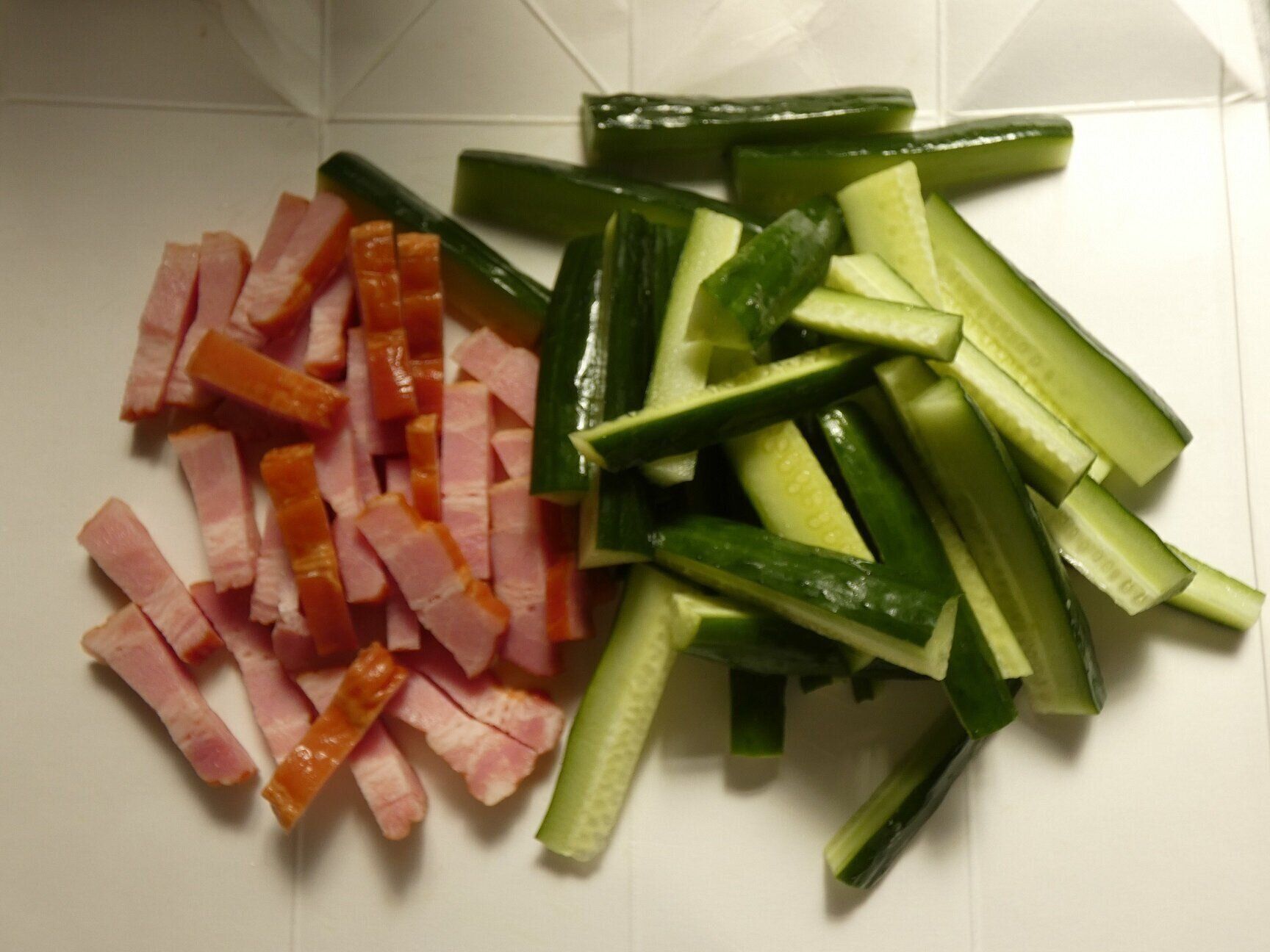 キュウリとベーコンのにんにく塩炒め