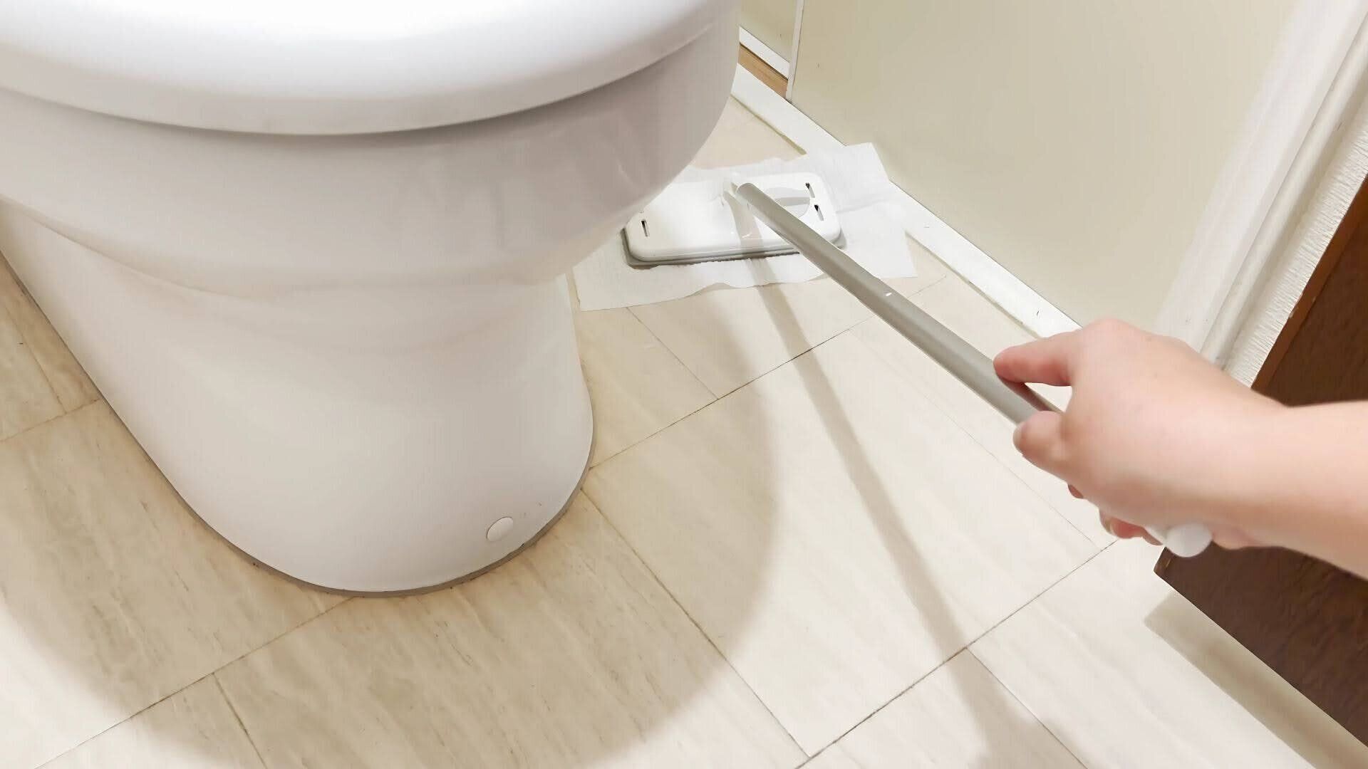 ミニワイパーを使って床を拭き掃除