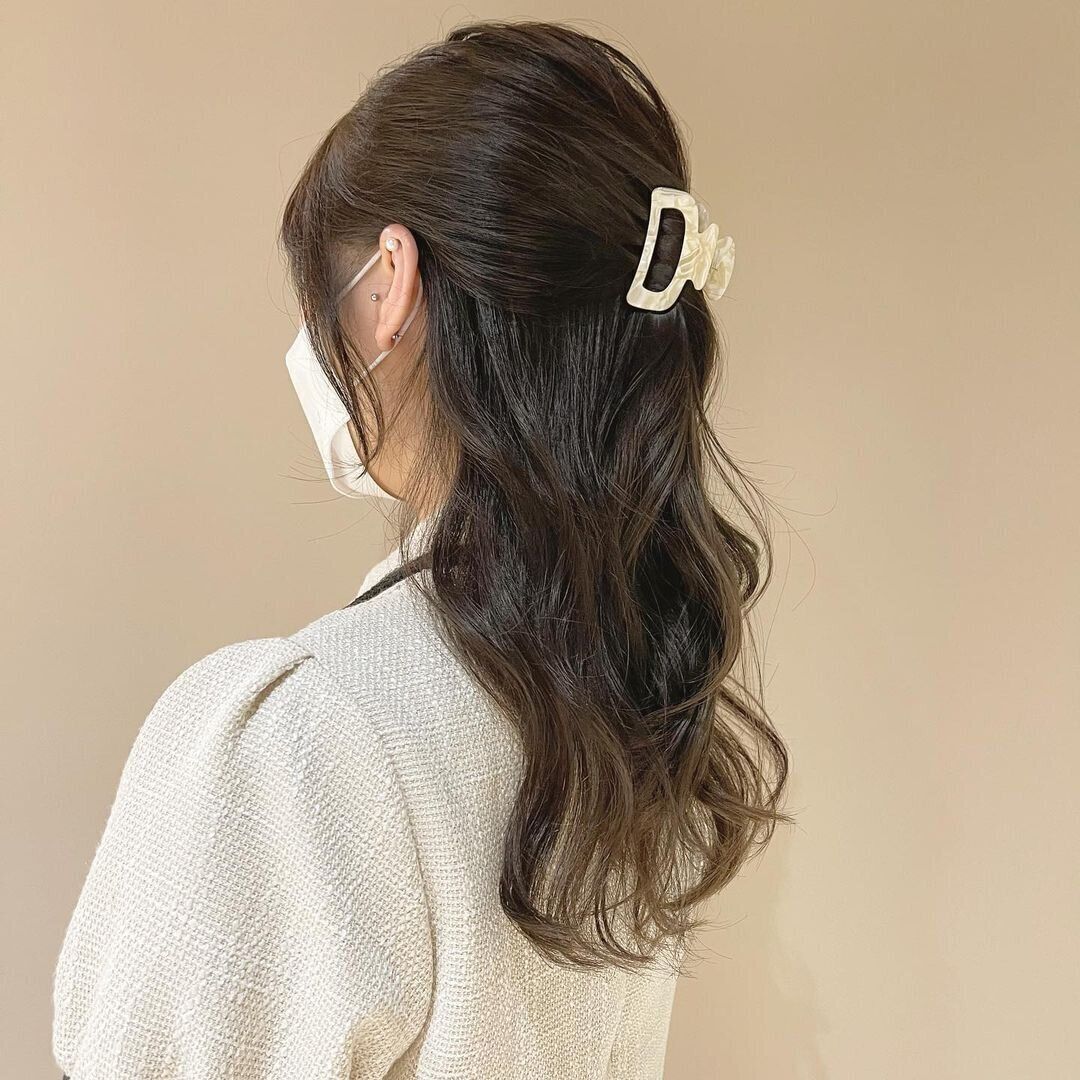 40代女性に似合う不器用でも簡単にできるヘアアレンジ！ハーフアップをクリップで華やかに