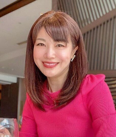 上品なファッションにピッタリ！大人の内巻きロングヘア