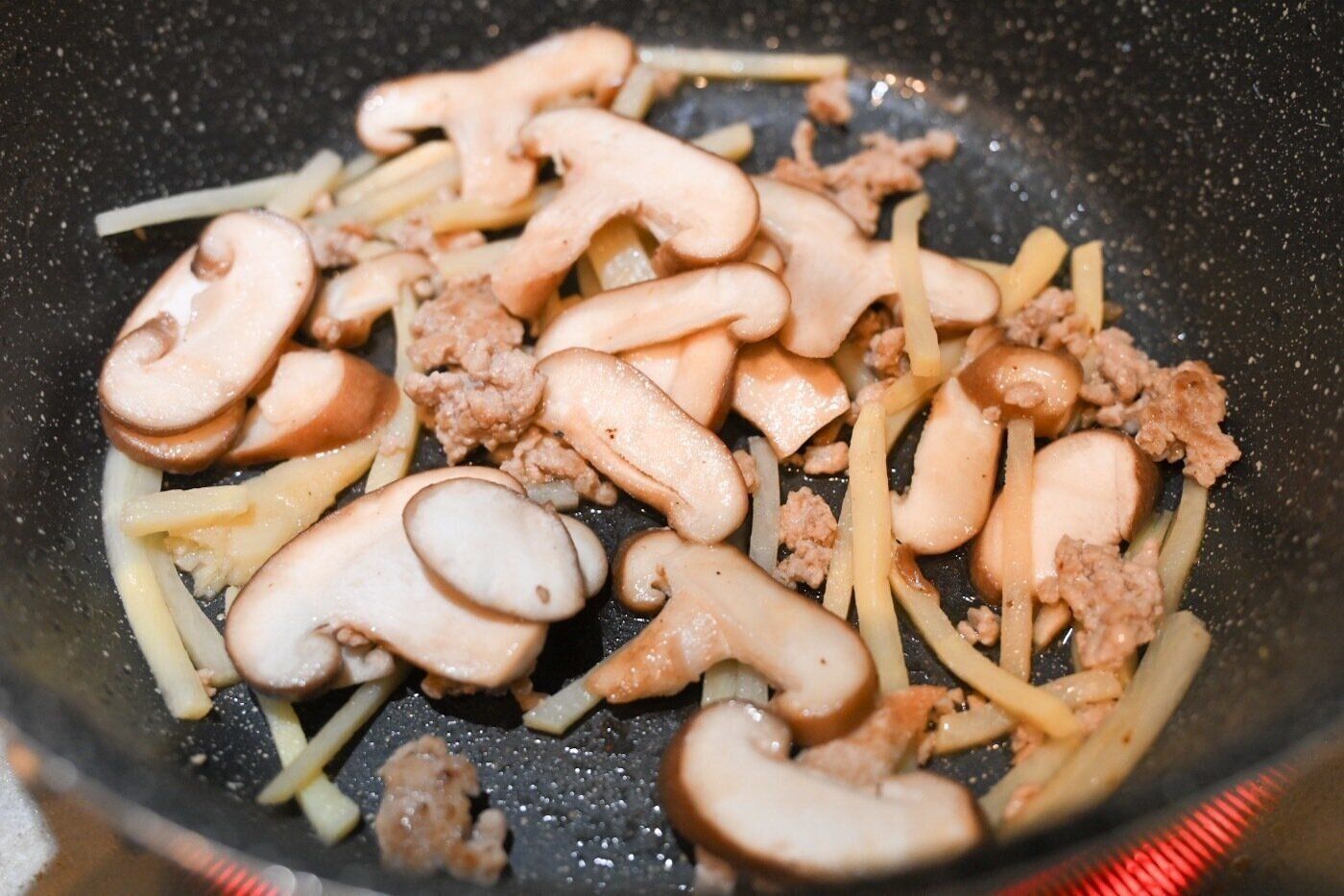 炒めたしいたけとたけのこ