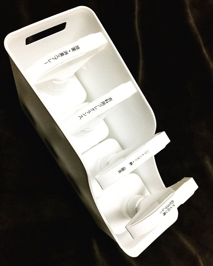 スプレーボトルの収納にも役立つファイルスタンド