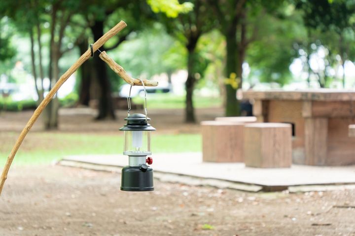 キャンプ場で使用されるランタンやスタイリッシュなランタンハンガー