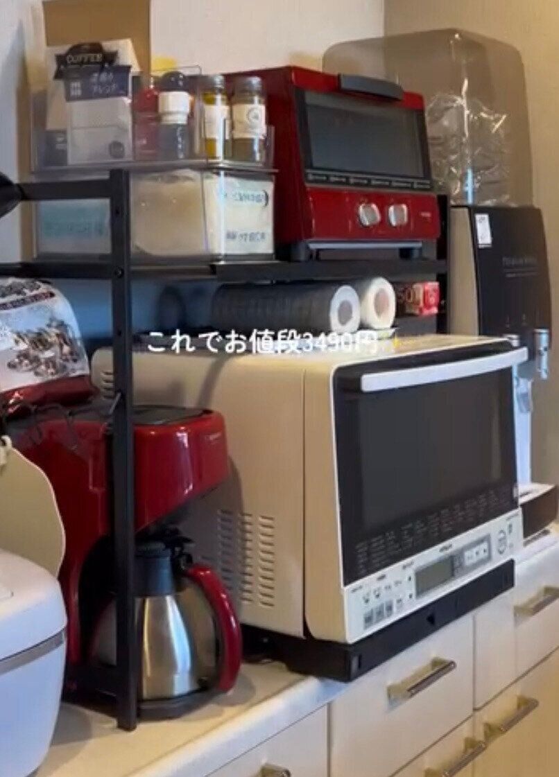 電子レンジのまわりがスッキリ！「伸縮レンジ上ラック」