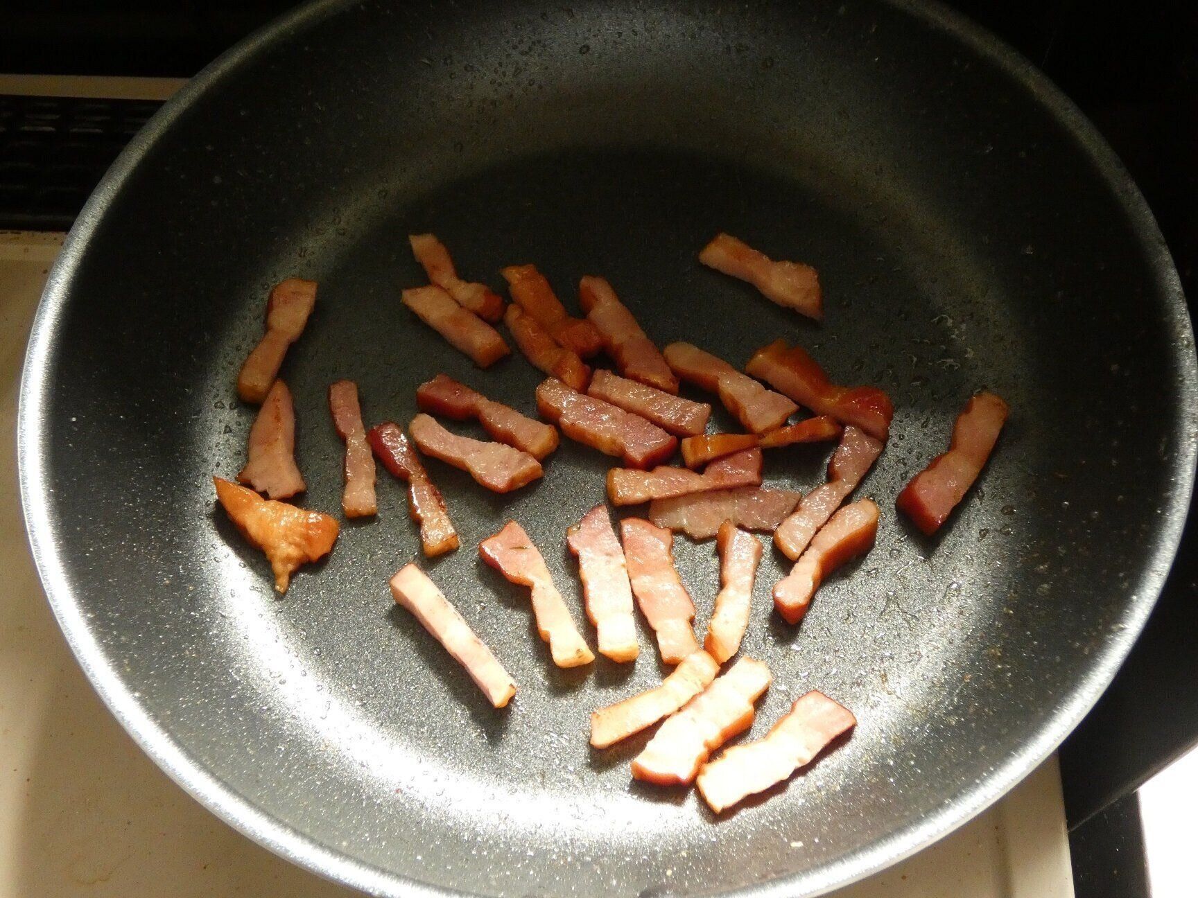 キュウリとベーコンのにんにく塩炒め