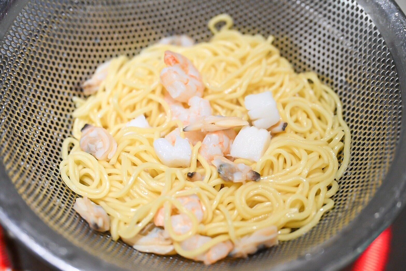 ざるに入った麺とシーフードミックス