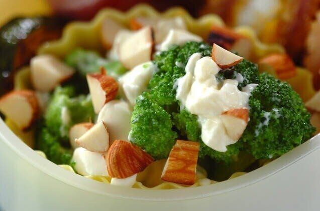 ブロッコリーとクリームチーズのサラダ