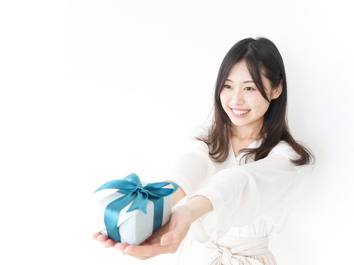 プレゼントと若い女性
