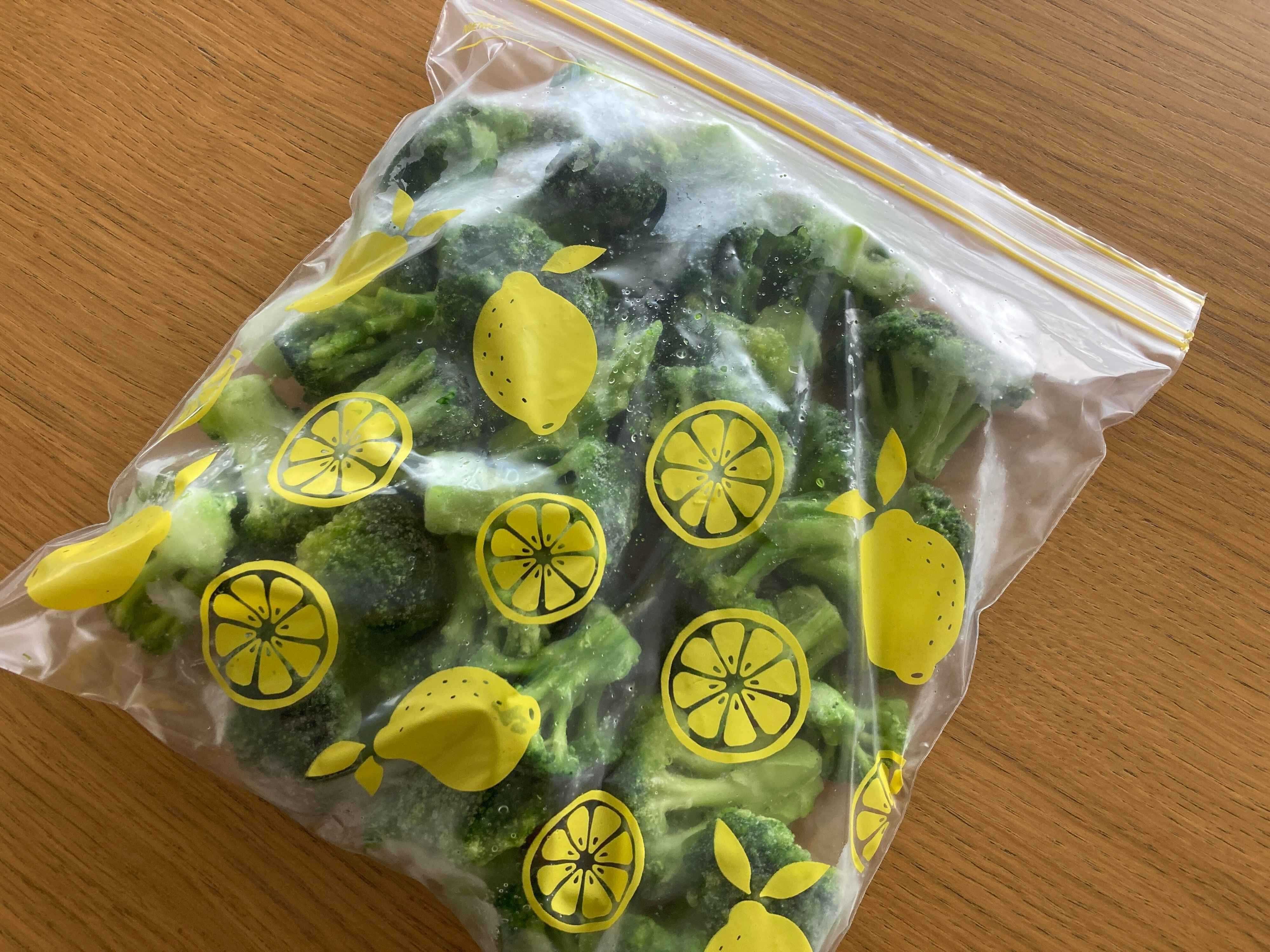 袋に小分けした冷凍ブロッコリー