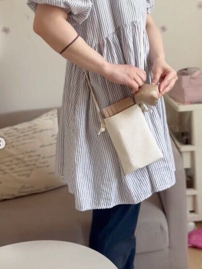 どんな服にも合う！「スマホショルダー」