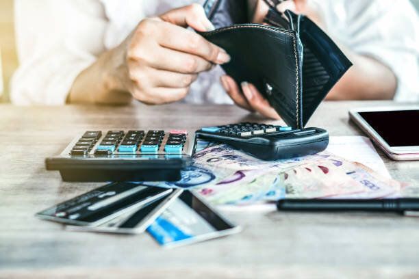 貧しい女性の手オープン空の財布クレジットカードの借金のためのお金を探して