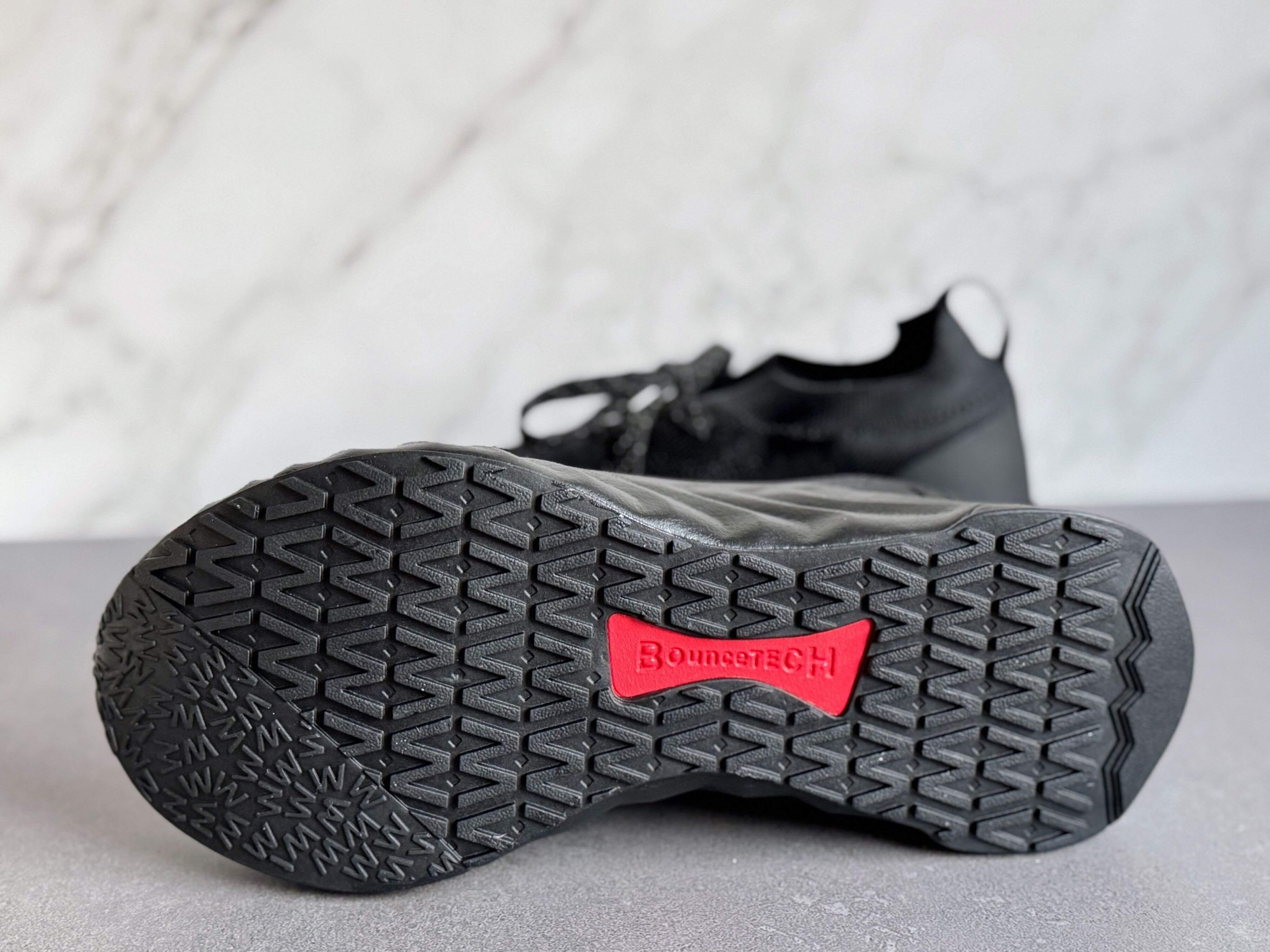 1．ソールには独自の高反発素材が使われているから