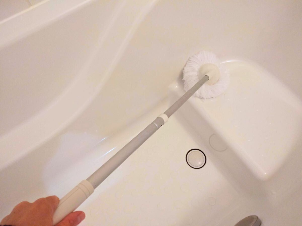 バスボンくんで浴槽を掃除している画像