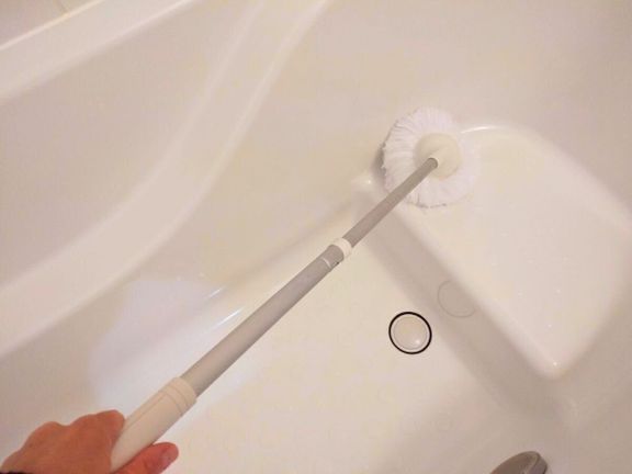 バスボンくんで浴槽を掃除している画像