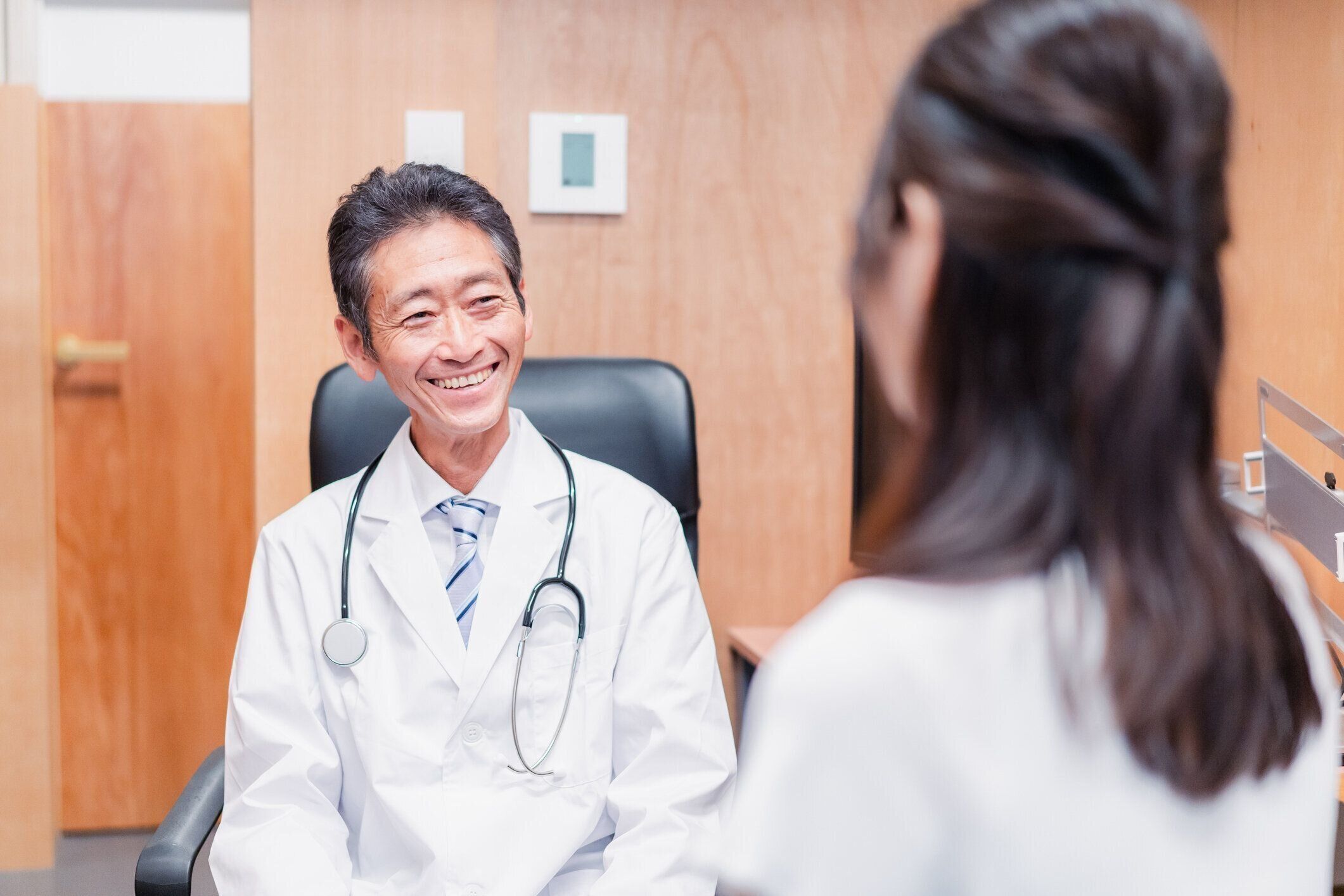 女性を診察する家庭医