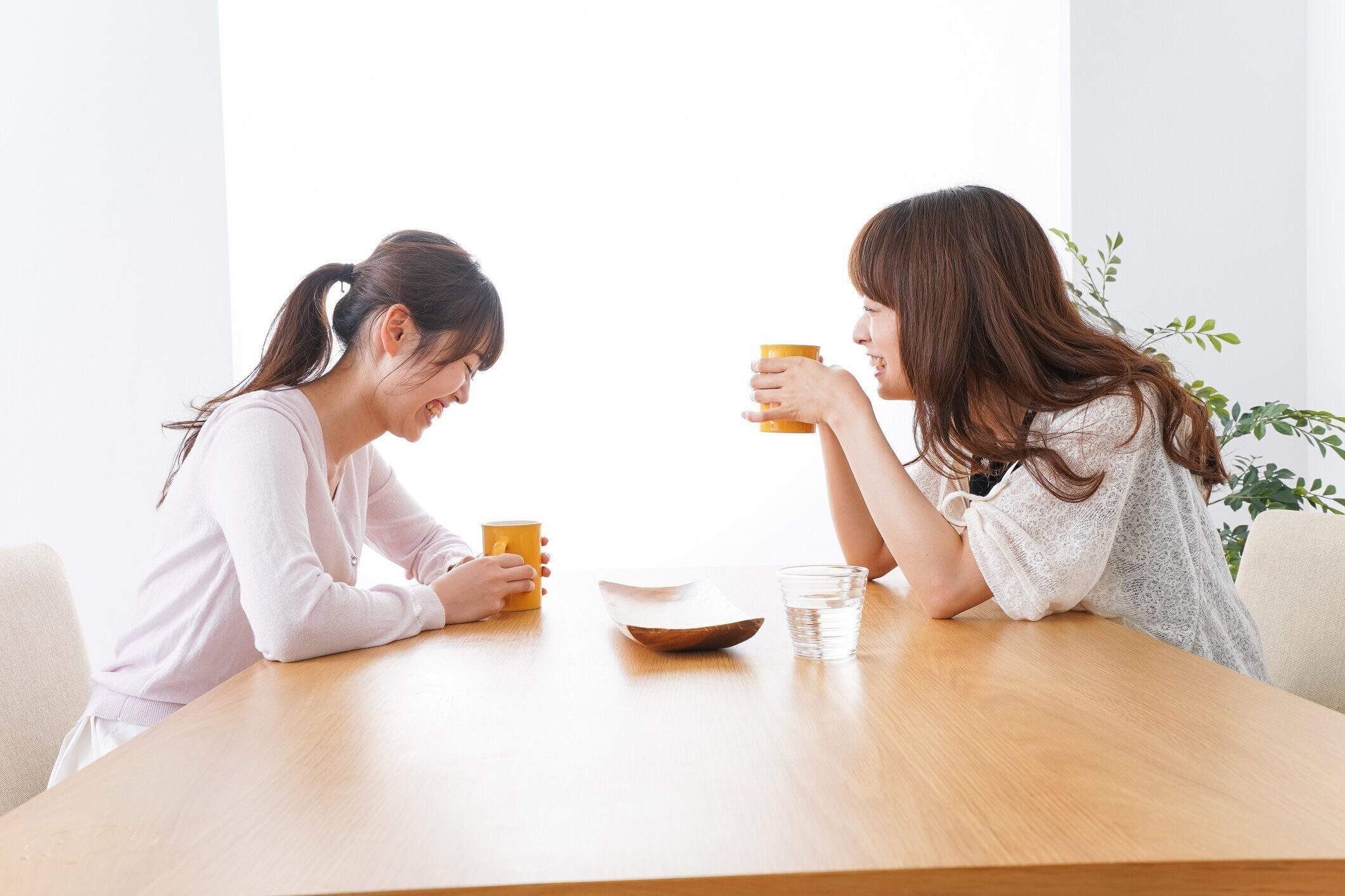 カフェで話している女性
