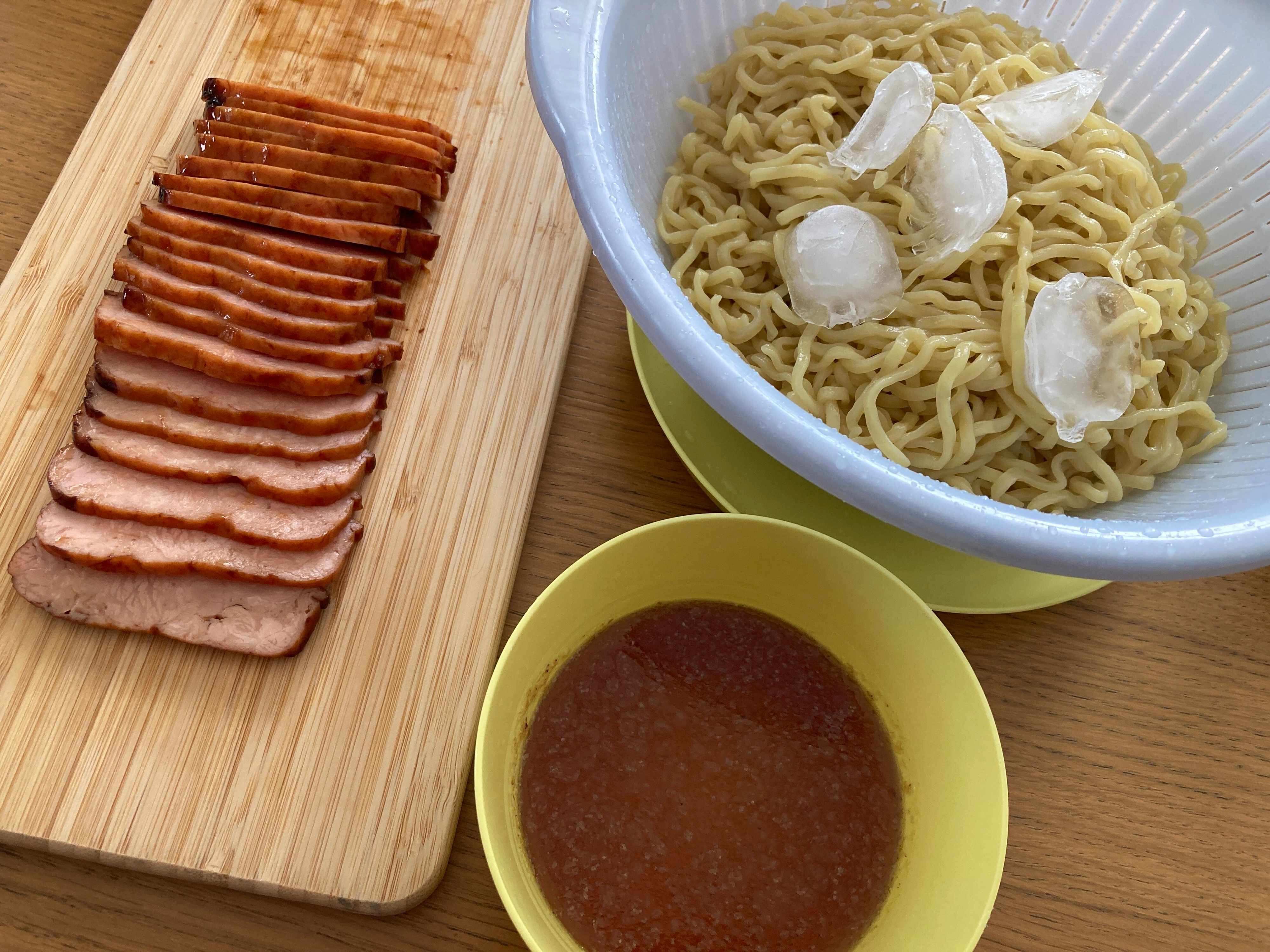ドンキの焼豚と中華麺で作ったざるラーメン