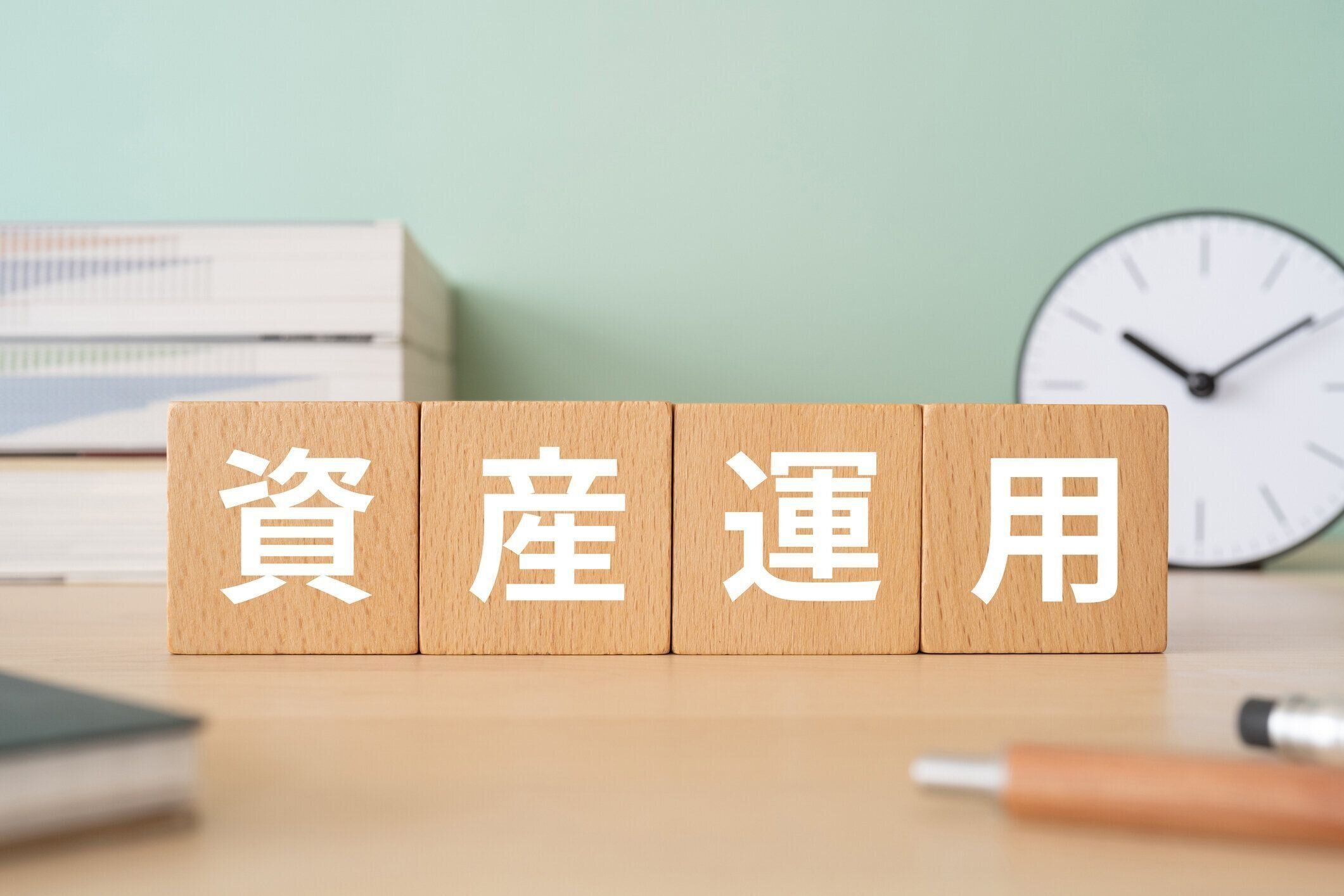 コンセプトの「シサヌヨウ」のテキスト、ペン、ノート、本が書かれた木製のブロック。