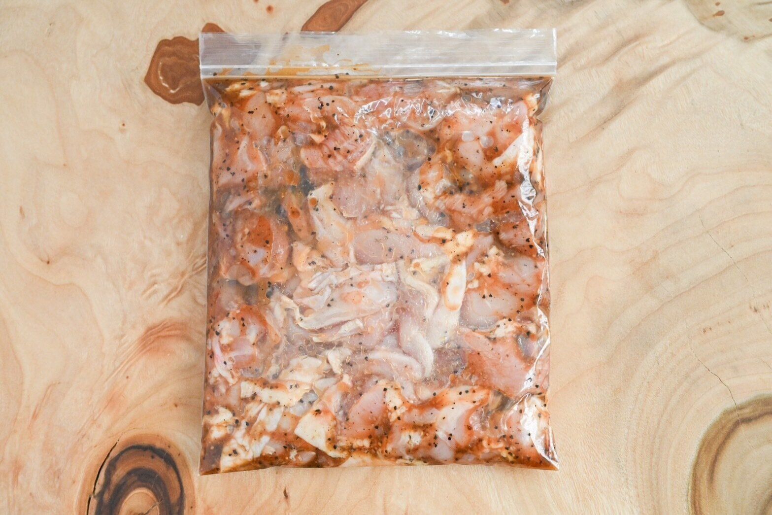 食品用ポリ袋に入った加熱前の山賊焼き