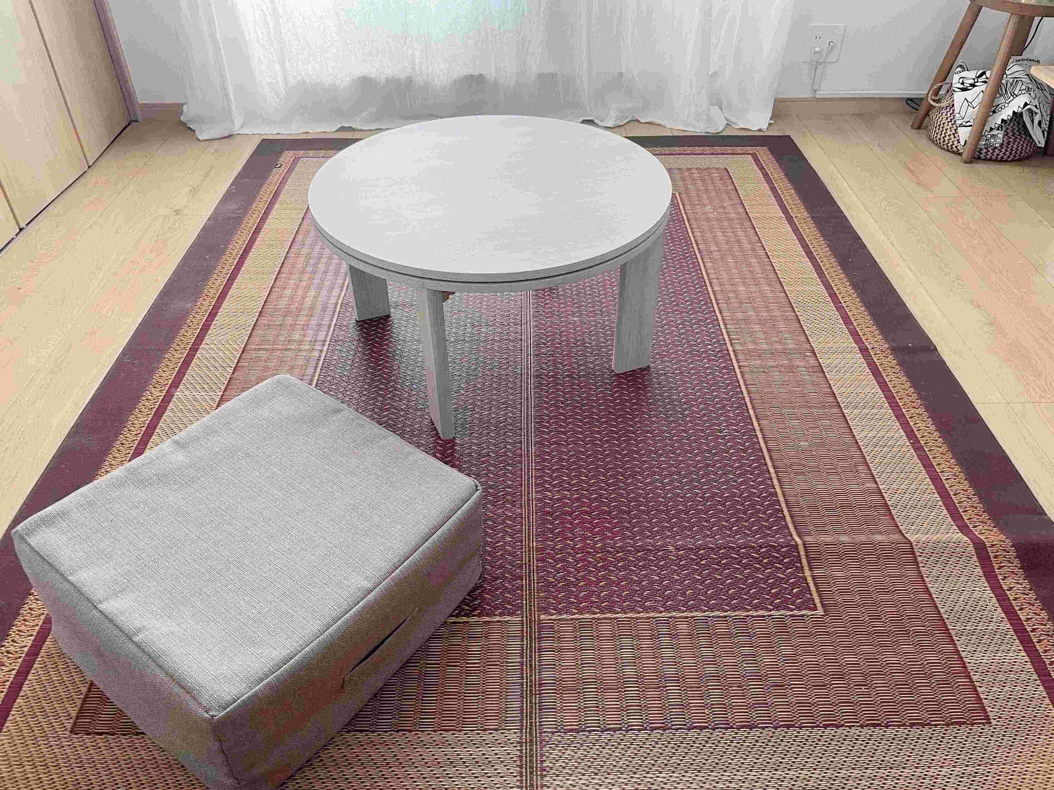 面積の広いラグorカーテンでイメチェンする