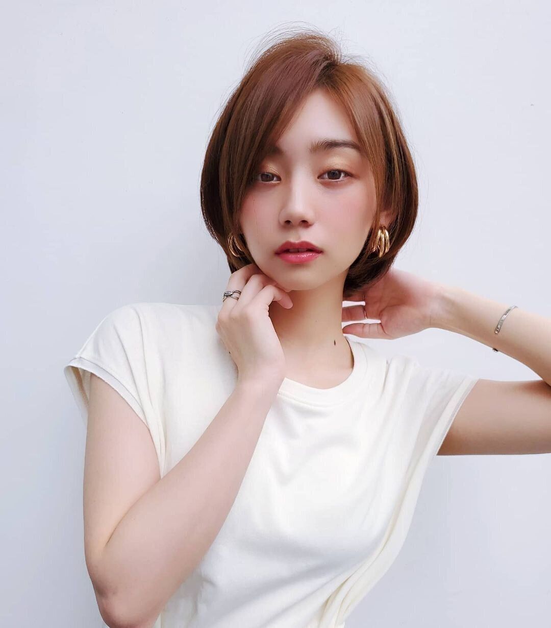 40代丸顔に似合うヘアスタイル 美人シルエットなひし形ショートボブ