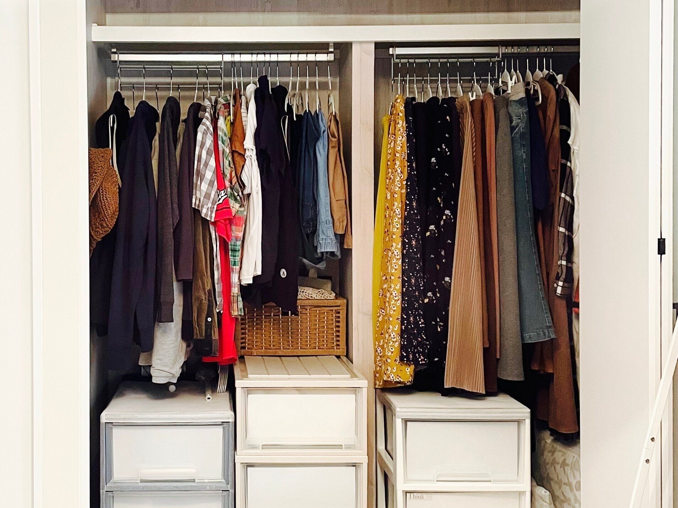 服でいっぱいのクローゼット