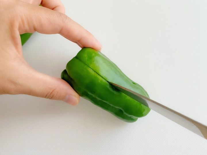 野菜のプロが教える 旬のピーマン 種をこぼさず 気持ちいいくらいキレイにとる方法 サンキュ 野菜のプロが教える 旬のピーマン 種をこぼさず 気持ちいいくらいキレイにとる方法 サンキュ
