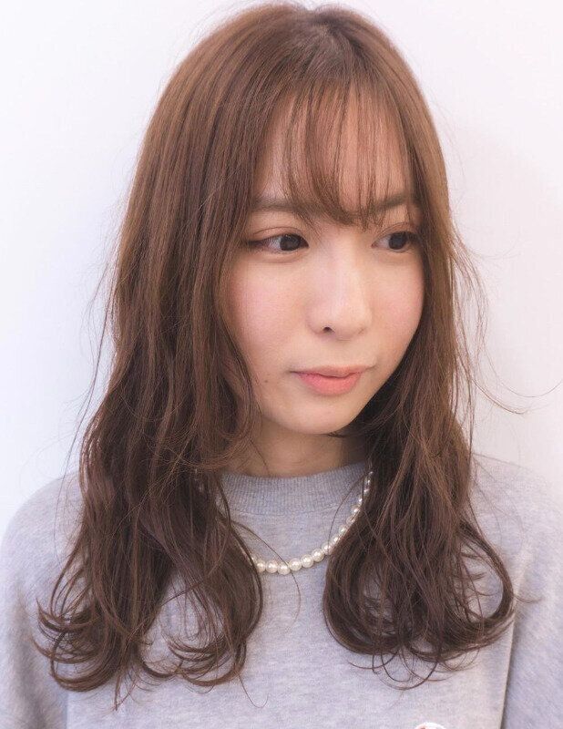 トレンドのシースルーバングでおしゃれに！ゆるふわセミロング