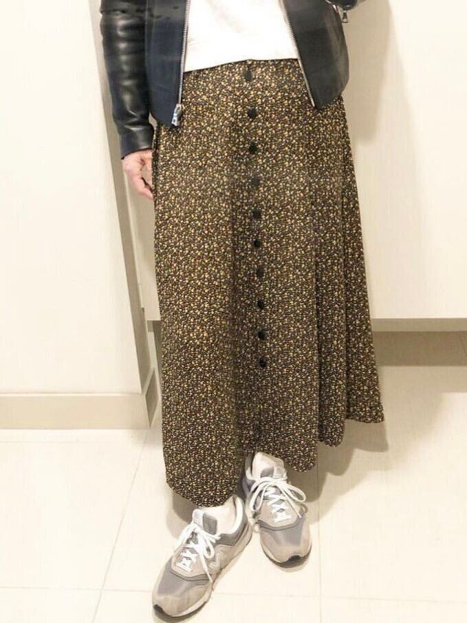 ニューバランスとスカート