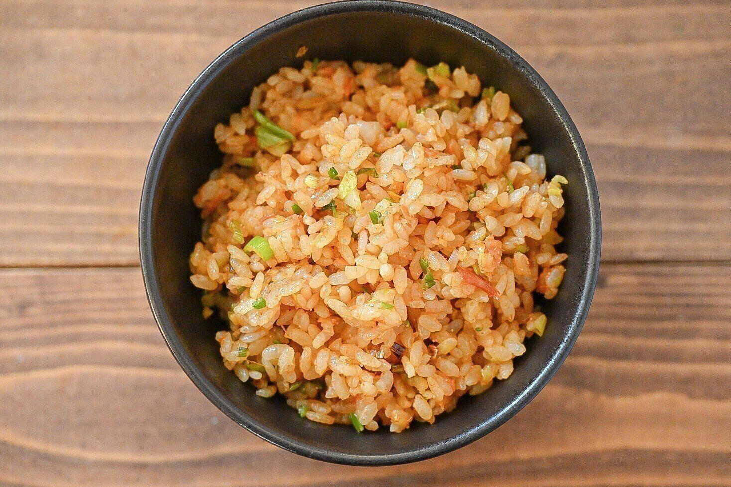 黒い皿に入ったチャーハン