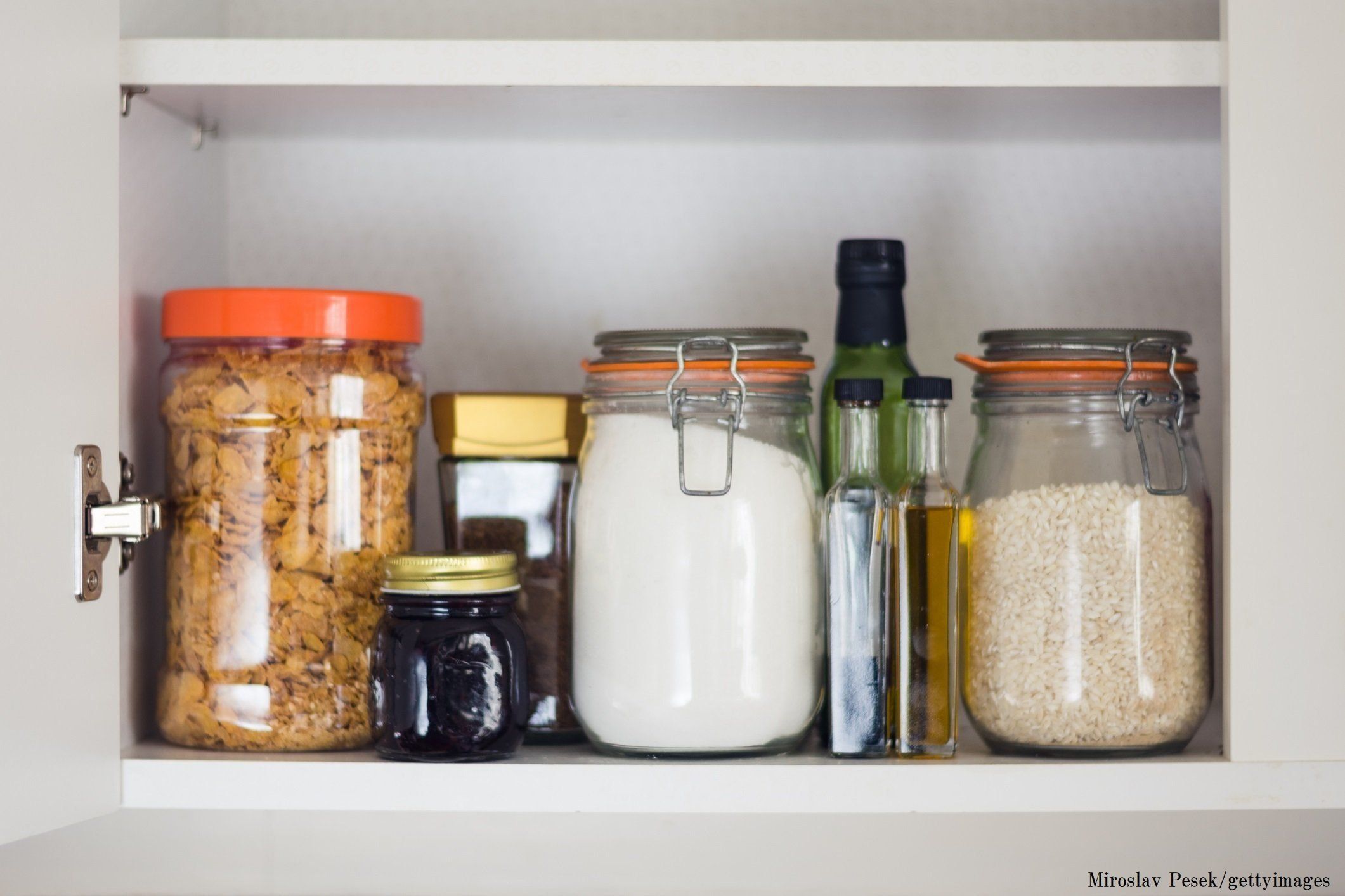 ローリングストックを 使いやすく 収納するには 缶詰などの高さの低いものを収納する方法 サンキュ