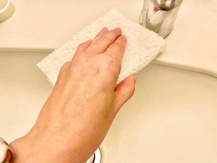 セルロースクロスでシンクの水気を取る