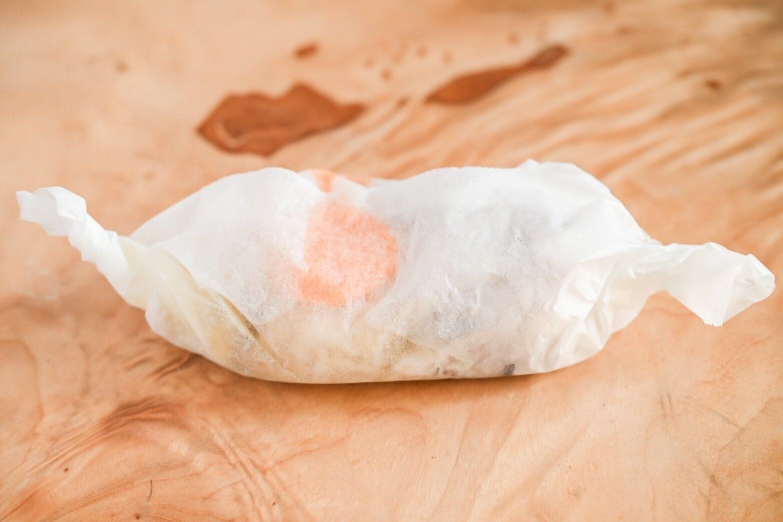 クッキングシートに包まれたごはんと卵