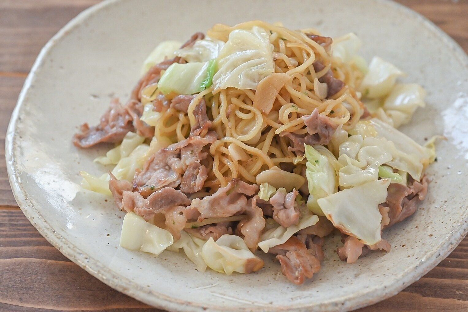 陶器の皿に盛られた焼きそば