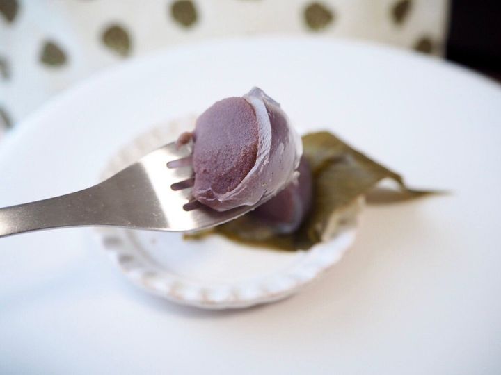 シャトレーゼ「「くず桜こし餡」フォークのせ写真