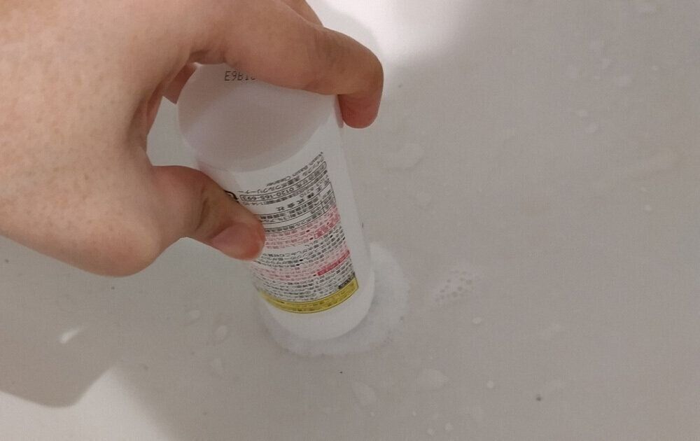 洗面ボウルクリーナーから洗剤が出ている様子
