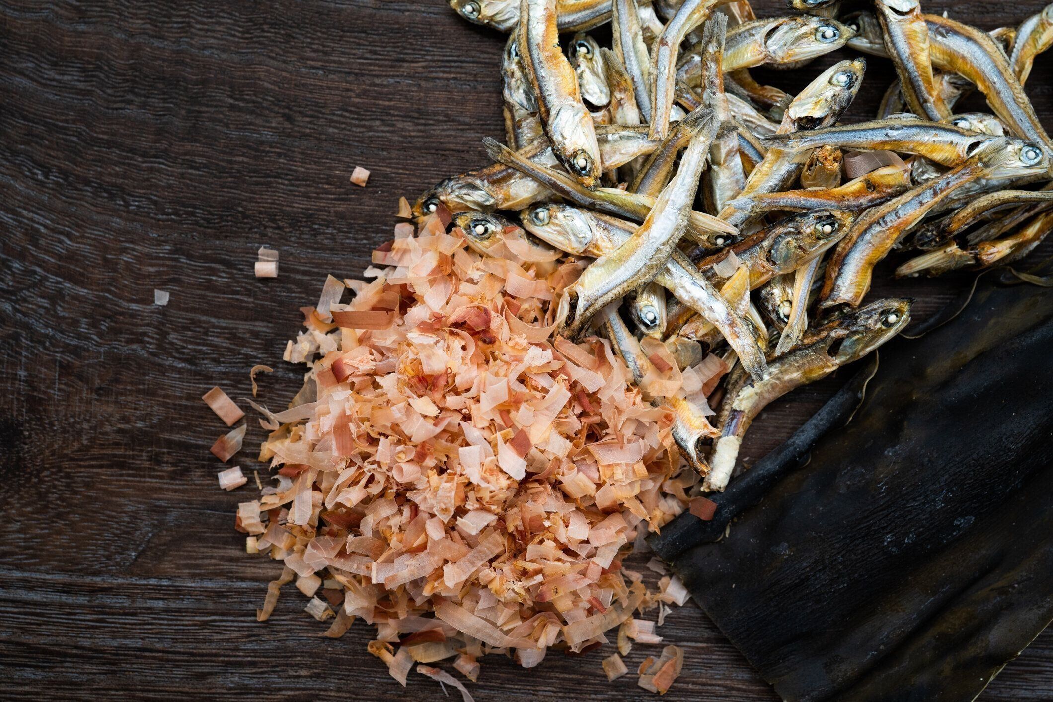 カツオブシは乾燥したカツイトの削りくり、(小さなカリカリ)乾燥イワシ、干し昆布海藻、日本食