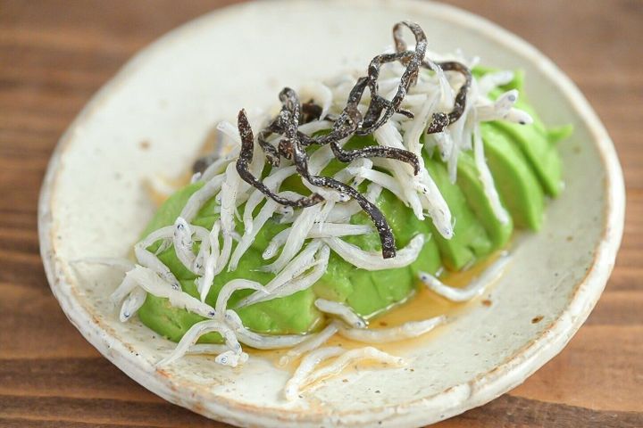 皿に盛られたアボカドしらす塩昆布